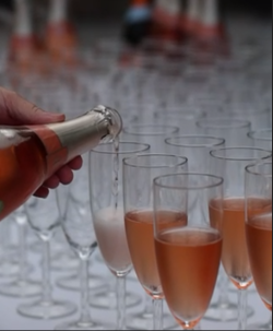 Rosé champagne hälls upp i glas inför festen